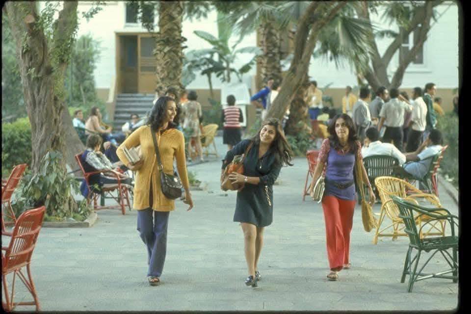 صورة من داخل الجامعة الأمريكية بالقاهرة خلال السبعينات تُظهر الطلاب والحياة الجامعية في مصر خلال تلك الفترة.