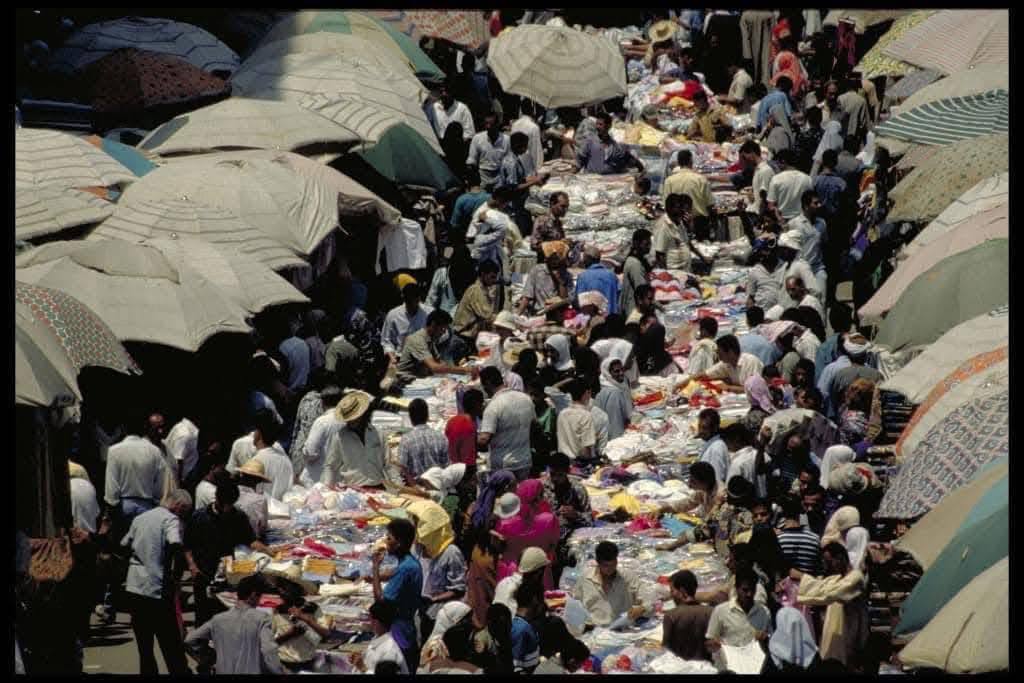 سوق العتبة في القاهرة عام 2005 مع ازدحام المتسوقين والباعة في أحد أشهر الأسواق الشعبية