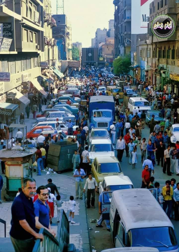 “صورة لشارع منصور في منطقة باب اللوق بالقاهرة عام 1979 توضح شكل الحياة والشوارع في مصر زمان”