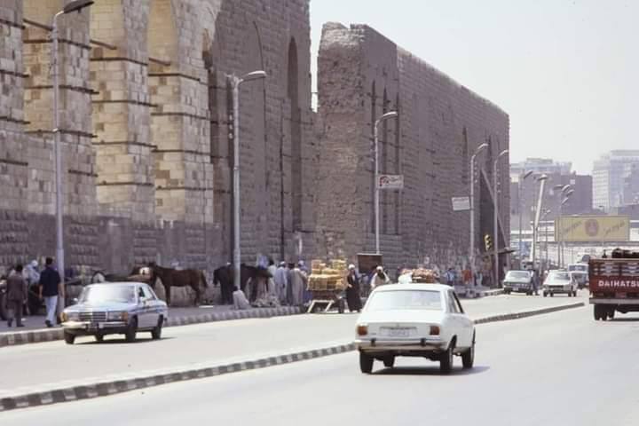 صورة لسور مجرى العيون في القاهرة عام 1985 توضح شكل المنطقة والحياة في مصر في ذلك الوقت