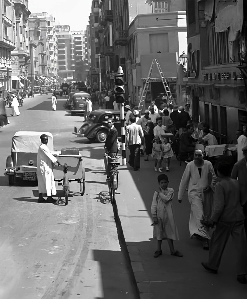 صورة تاريخية لشارع شريف في وسط البلد بالقاهرة عام 1938 توضح شكل الحياة والمباني في مصر زمان