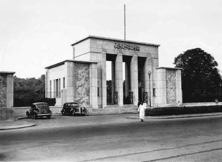المدخل الرئيسي لحديقة الحيوان بالجيزة عام 1940 مع سيارات قديمة وتصميم معماري تاريخي