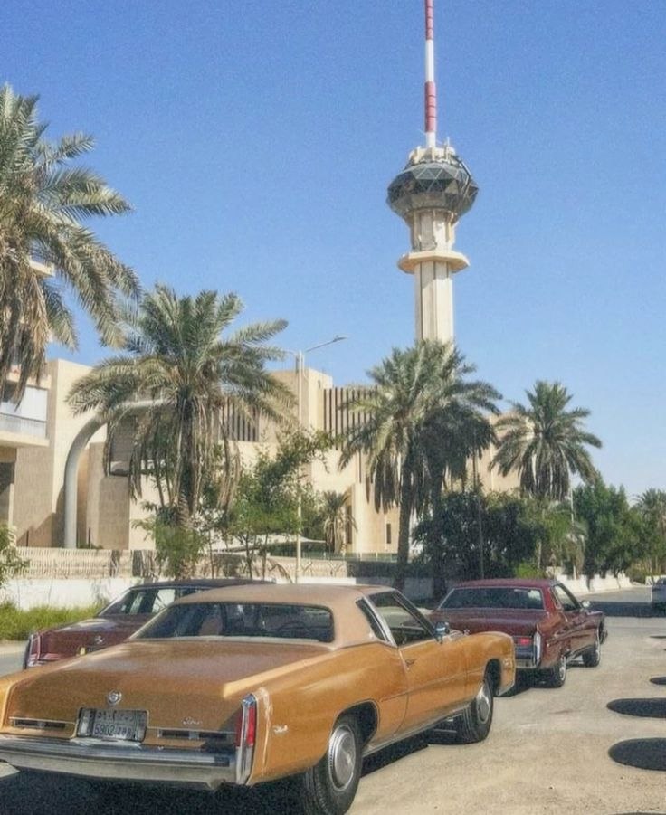 صورة من أحد شوارع مدينة الكويت عام 1984 تظهر السيارات والمباني والطابع العمراني للكويت في فترة الثمانينات.