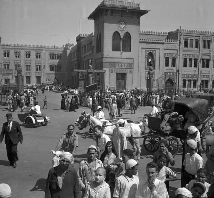 صورة تاريخية نادرة لميدان رمسيس في القاهرة عام 1939 تظهر حركة المارة والعربات والمباني الشهيرة في قلب العاصمة المصرية.