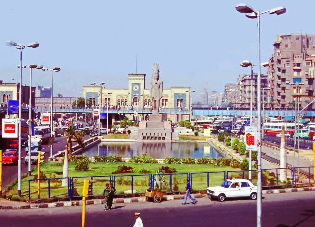 صورة لميدان رمسيس في القاهرة عام 1978 تُظهر محطة مصر وحركة المرور والحياة اليومية في قلب العاصمة المصرية.