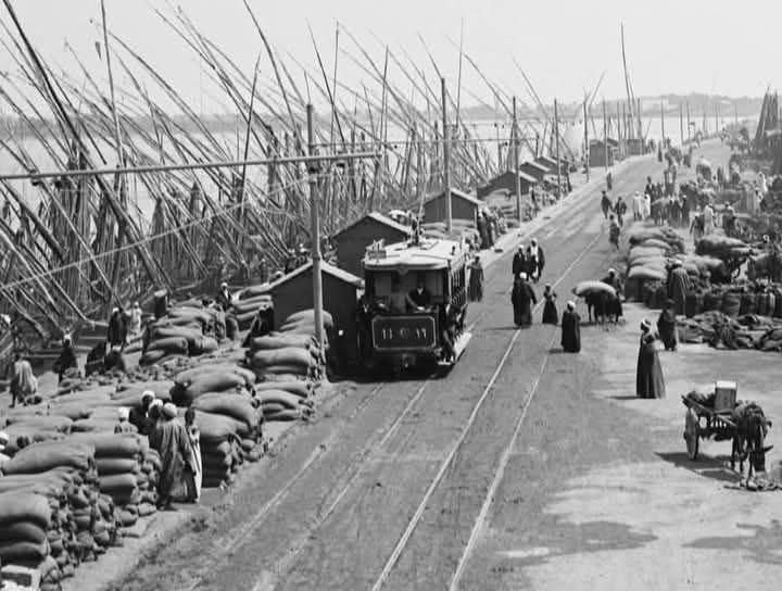 الترام يمر من ساحل روض الفرج في القاهرة عام 1904 ويعكس شكل المواصلات القديمة في مصر زمان