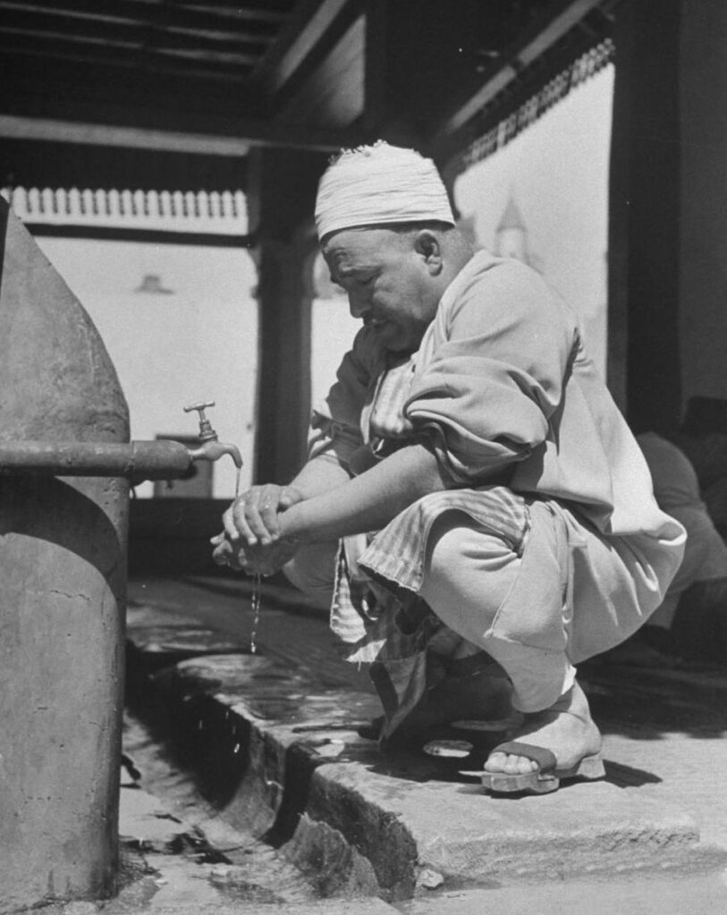 شيخ أزهري يتوضأ في أحد مساجد القاهرة قبل أداء الصلاة