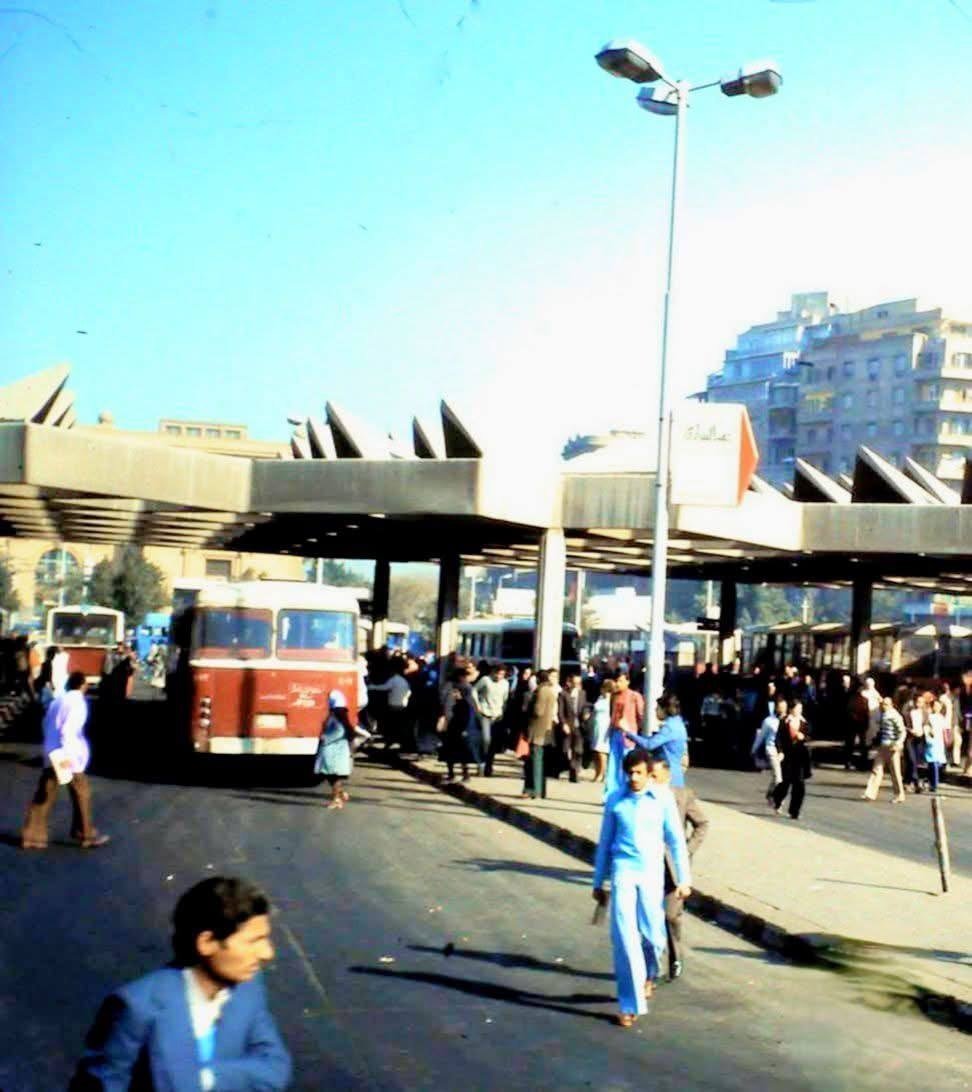 موقف التحرير في القاهرة عام 1980 مع حافلات النقل العام والركاب.